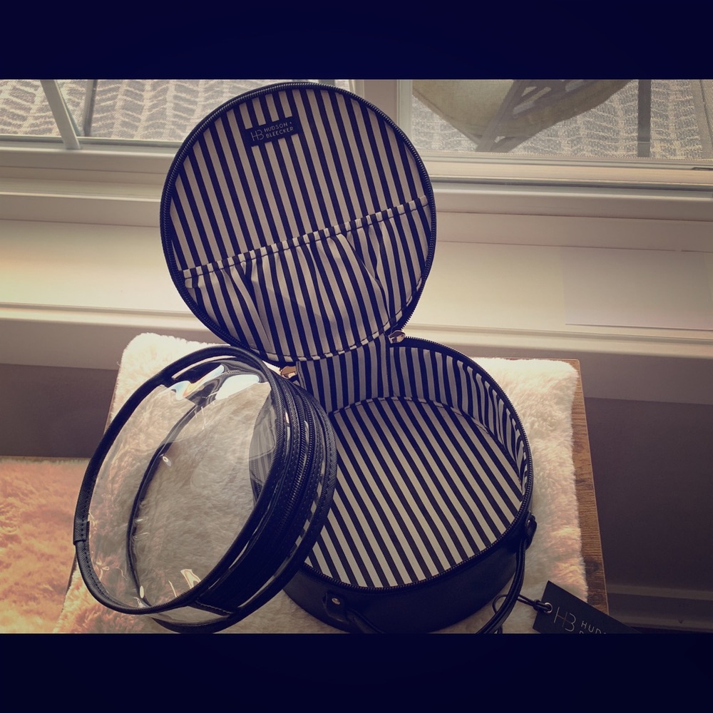 Hudson and Bleeker Preto Nomad Round Case - NWT